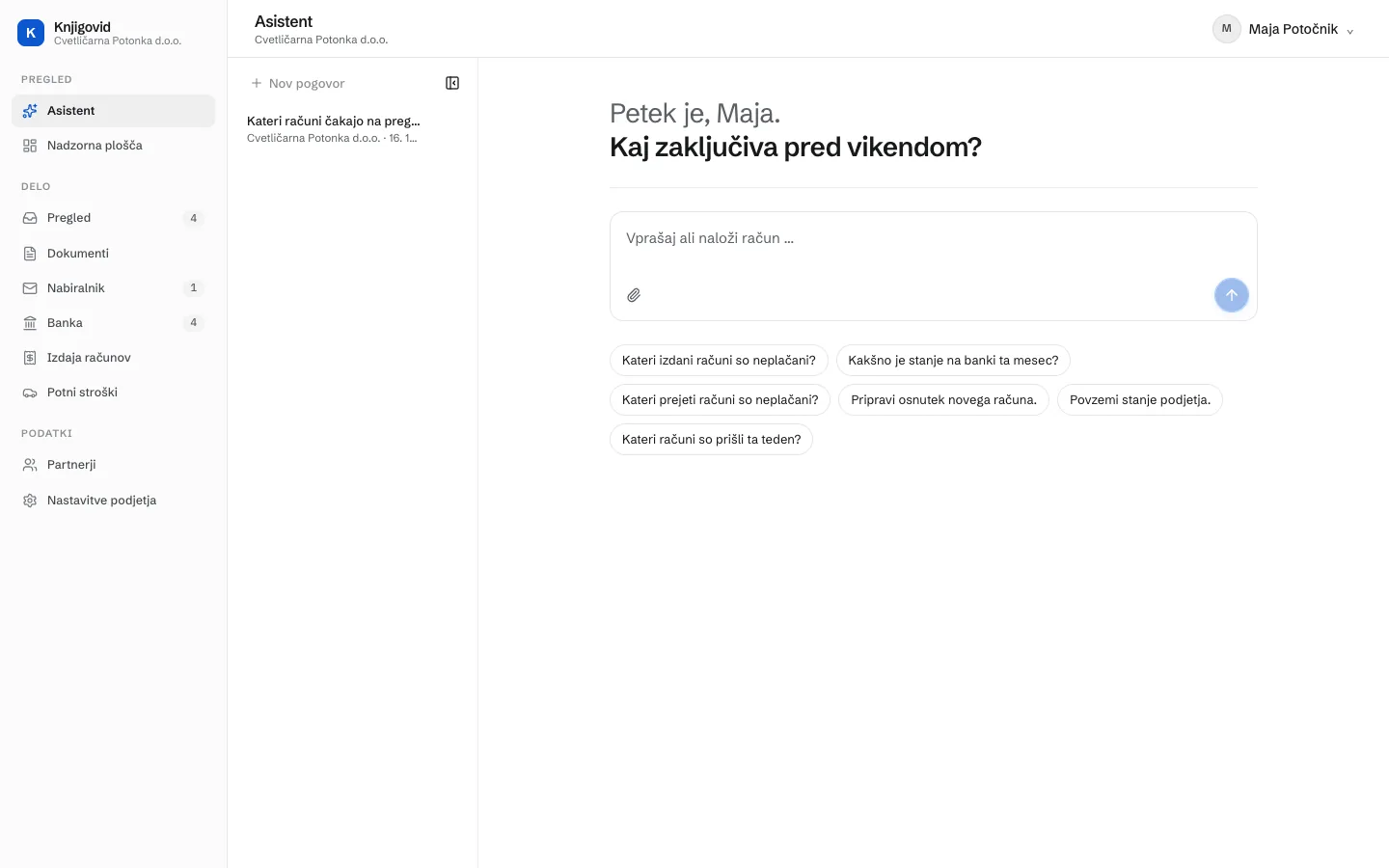 Celozaslonski pogled Asistent v demo podjetju. Na sredini polje za vprašanje, nad njim predlogi vprašanj, levo zgodovina pogovorov.