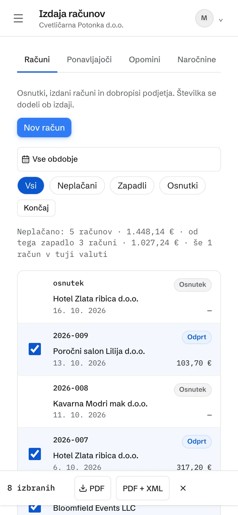 Seznam izdanih računov na telefonu v načinu izbire. Ob računih so kljukice, spodaj vrstica z gumboma PDF in PDF + XML.