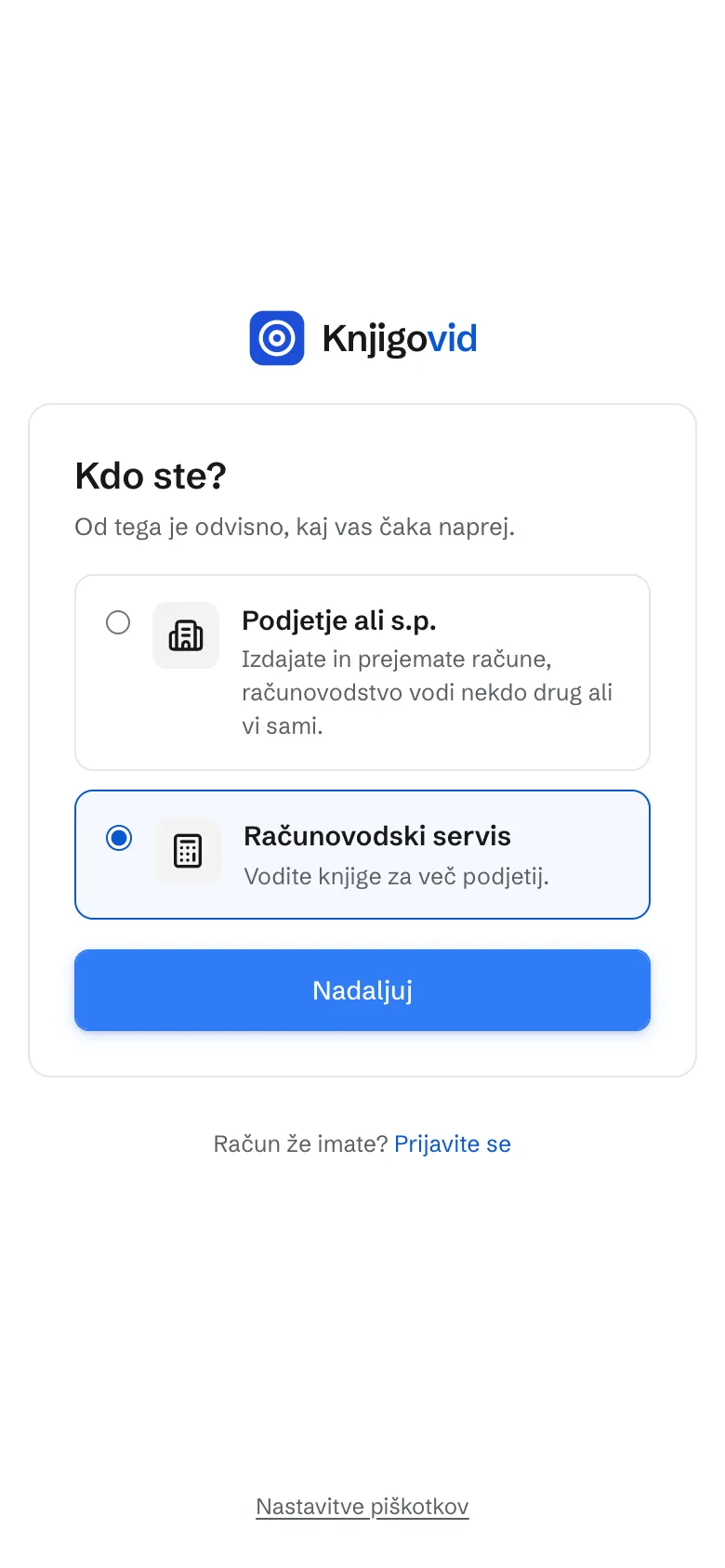 Prvi zaslon registracije z vprašanjem Kdo ste? in dvema karticama, Podjetje ali s.p. in Računovodski servis, pod njima gumb Nadaljuj.